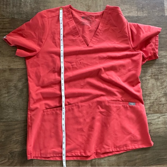 FIGS limited edition clay Large scrub set Kade pants and Kasma top like new - Picture 15 of 16